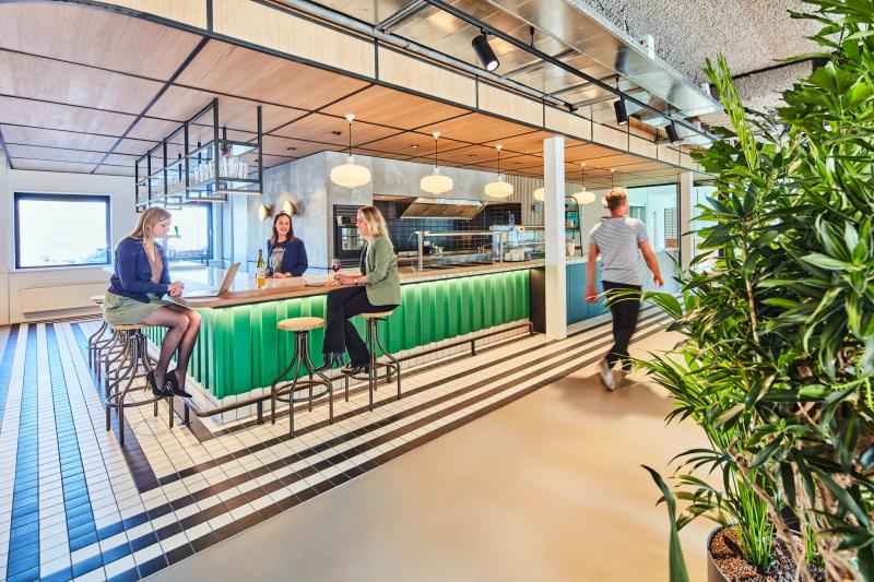 Voor <a href="/VanWijnenGroep/">Van Wijnen</a>  mochten wij afgelopen jaar een prachtig nieuw #duurzaamkantoor ontwerpen met daarin o.a. deze geweldige food-bar voor een verantwoorde en gezonde #vrijdagmiddagborrel. Fijn weekend allemaal!!! #officedesign #interiordesign #hetnieuwewerken #weekendvibes