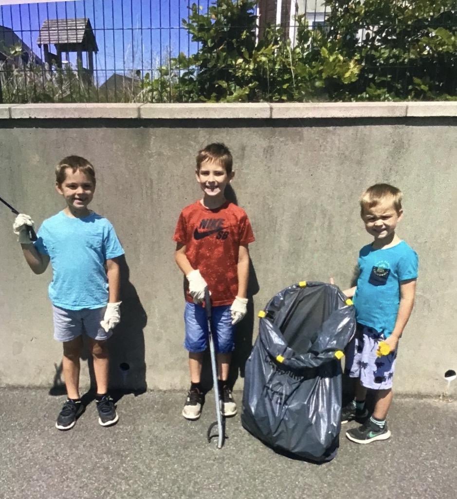 yr2PDCS's tweet photo. Year 2 Class EK.What an amazing act of kindness.Dexter, Archie and Eli spend their sunny day picking up litter around Pennar. #globalcitizen
#HeadPdcs
#SchoolsPembs
#wgmin_education
#StevenRD70 https://t.co/DtHYPVrvJx