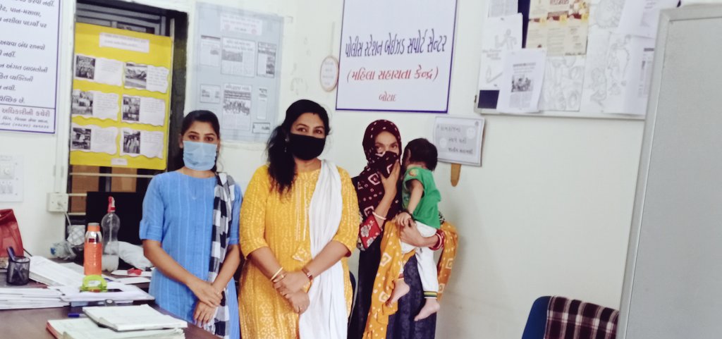 MahetaReena's tweet photo. બોટાદ પોલીસ સ્ટેશન બેઝડ સપોર્ટ સેન્ટર દ્વારા દોઢ વર્ષ નું બાળક અરજદાર માતા ને કાઉન્સેલિંગ ની પ્રક્રિયા દ્વારા સાસરી પક્ષ પાસે થી અપાવવા માં આવ્યુ #wco#dpo#teambotad#pbscbotad https://t.co/GB5Esmqi1u