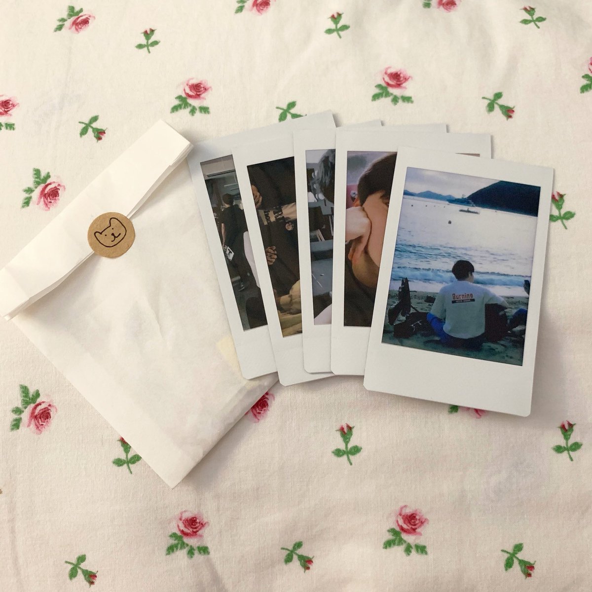 aiyindesu's tweet photo. ได้รับรูปแล้วนะคะ รวดเร็วมากๆเลยเพิ่งสั่งเมื่อวานเอง 🥺 ชอบซองกับลายมือของเจ้าของร้านมากๆเลยค่ะ แสนน่ารัก ฮื่อ 💜 ไว้จะมาปริ้นรูปโพลารอยด์ด้วยอีกนะคะ #bdayreview https://t.co/iJ6Ualsv7B