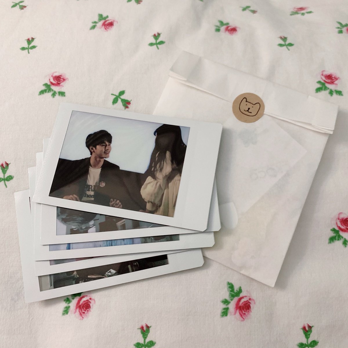 aiyindesu's tweet photo. ได้รับรูปแล้วนะคะ รวดเร็วมากๆเลยเพิ่งสั่งเมื่อวานเอง 🥺 ชอบซองกับลายมือของเจ้าของร้านมากๆเลยค่ะ แสนน่ารัก ฮื่อ 💜 ไว้จะมาปริ้นรูปโพลารอยด์ด้วยอีกนะคะ #bdayreview https://t.co/iJ6Ualsv7B