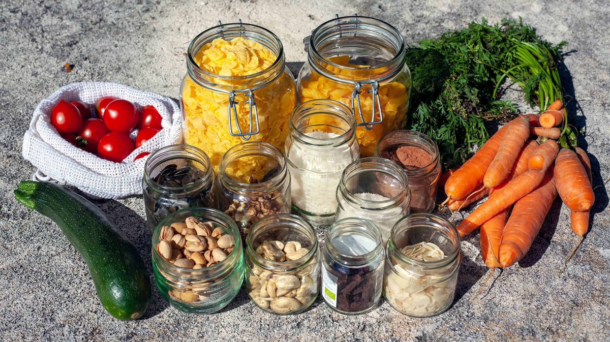 plasticsoupfoun's tweet photo. Happy #PlasticFreeJuly! We hebben een aantal eenvoudige tips voor je op een rij gezet die je helpen om te stoppen met eenmalig gebruik van plastic in deze extra uitdagende tijd van #COVID19. Doe je met ons mee? Bekijk hier onze tips! 👉 https://t.co/bAOkN9OUqn https://t.co/evTQ2xTqsO