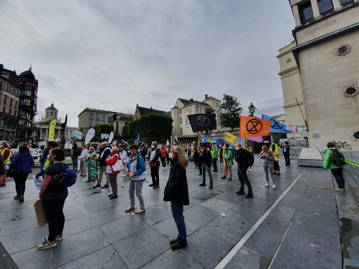 greenpeace_be's tweet photo. ACTION ! Nous sommes ici avec une coalition unique ! Pas moins de 150 représentants du mouvement pour le climat, du mouvement de lutte contre la pauvreté, du secteur social et des syndicats ont fait entendre leur voix pour une nouvelle normalité #UnitedForANewNormal https://t.co/ucCQvQuqIS