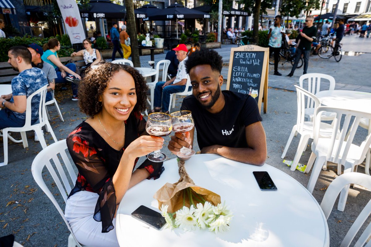 Stad_Antwerpen's tweet photo. Op zoek naar de tofste #terrasjes van #antwerpen? ☕🍸🍰 ▶ https://t.co/BerCrOaCJt https://t.co/FsvbipUCuJ