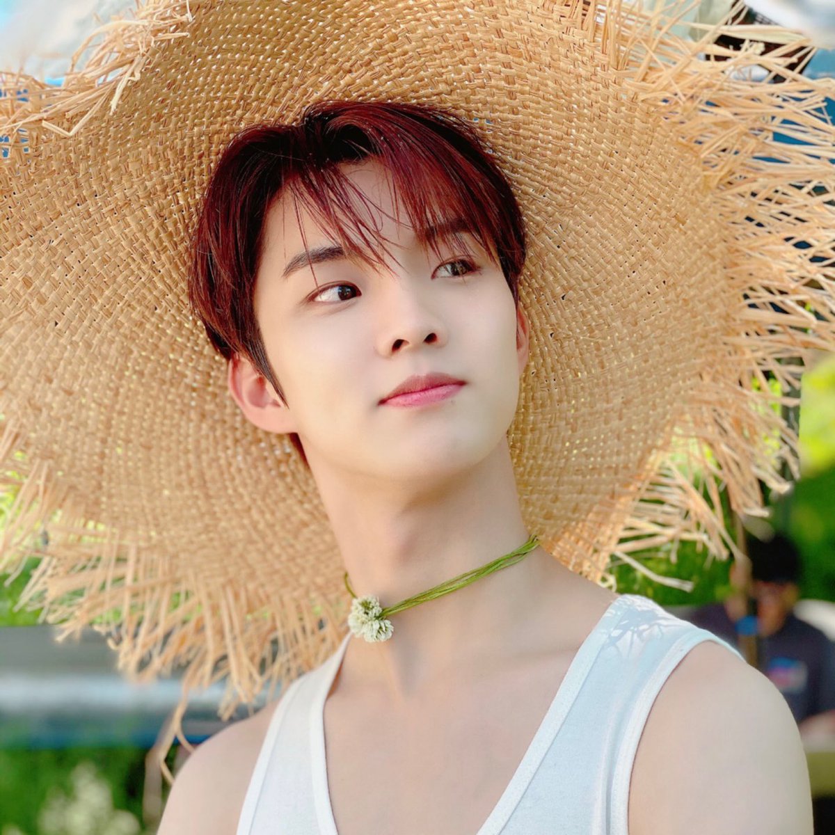 WE_THE_BOYZ's tweet photo. [큐] W 촬영때 아껴뒀다가 꺼내온 더비를 위한 선물🌿🍀 https://t.co/qfntVHLBIZ