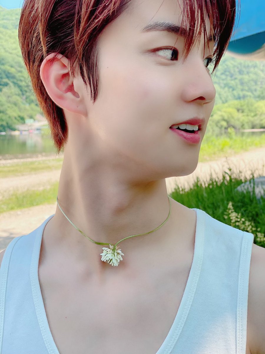 WE_THE_BOYZ's tweet photo. [큐] W 촬영때 아껴뒀다가 꺼내온 더비를 위한 선물🌿🍀 https://t.co/qfntVHLBIZ
