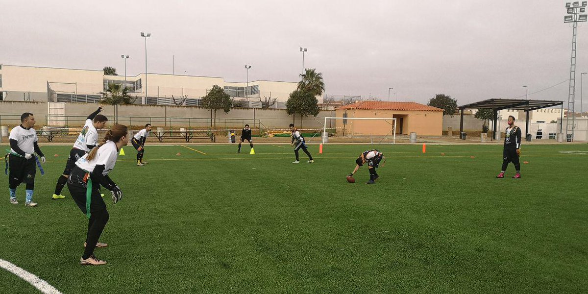 ExtremaduraFAFF's tweet photo. Muchos meses después, hoy podemos decir que es ¡#GameDay🏈!
Jornada 3️⃣ de la Liga Local ADAME Open de @Vva_BlackStorks.
🏟Anexo Municipal Villanovense
⌚️Desde las 19:00h
➡️ #Raptors🦅 🆚 #BeerStorks🍻
➡️ #Saiyans🉐 🆚 #Raptors🦅
➡️ #BeerStorks🍻 🆚 #Saiyans🉐 https://t.co/EructDbduH