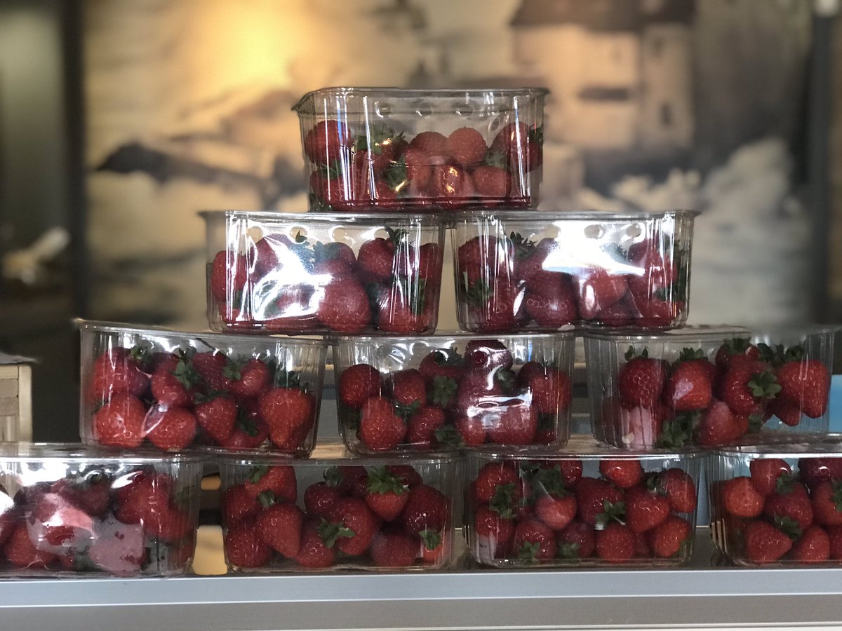 #Wimbledon  #Roadend #strawberries #ansterboaty Punnet of Road End strawberries £1!❤️