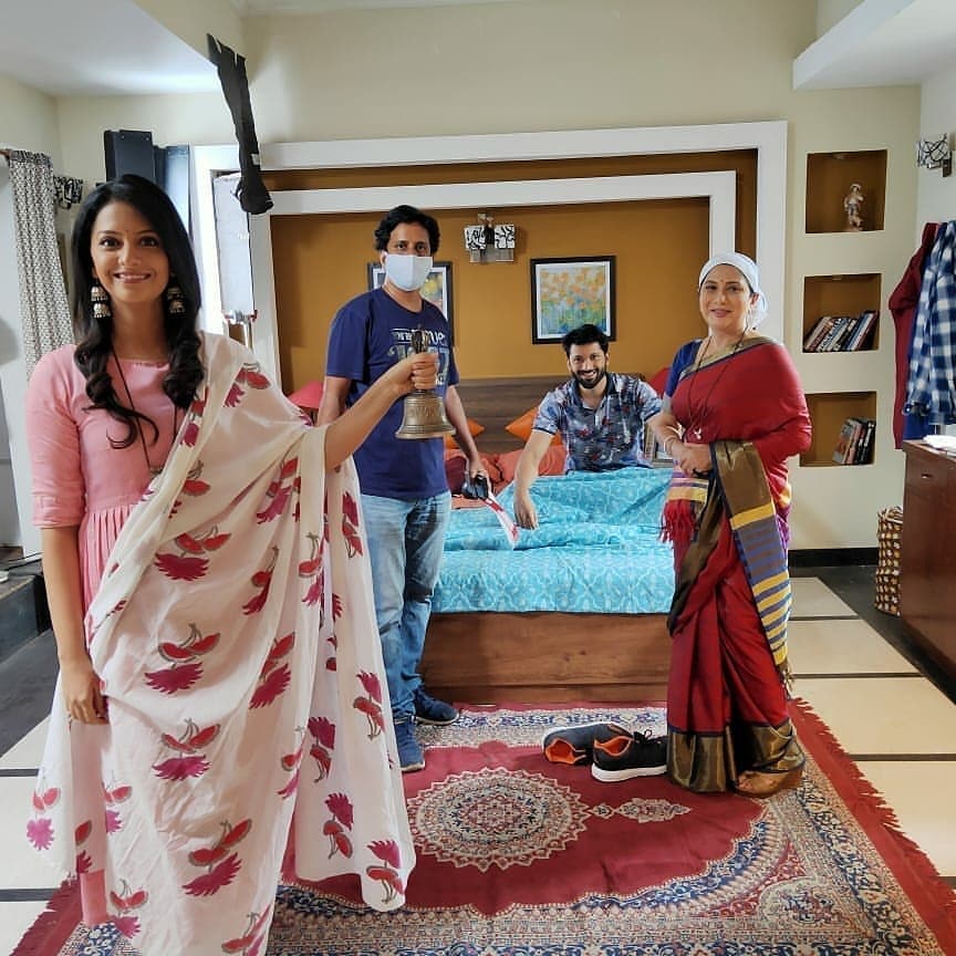 SerialsMarathi's tweet photo. लवकरच घेऊन येतोय पुढची गोष्ट ❤️ 🎬
अग्गंबाई सासूबाई मालिकेच्या चित्रीकरणाला सुरुवात
#aggaBaiSasubai     #aggabaisasubaipromo #aggabaisasubaइतेज #drgirishoak #niveditasaraf #lovestory❤️  #couplegoals❤️ #marathiactors #afterquarantine #shooting #aggabaisasubai_official https://t.co/ySdprzbt87