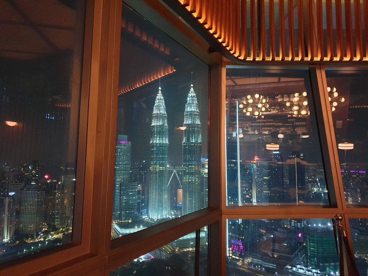 1. Blackbyrd KL - Level 50 Naza Tower IG : Blackbyrd.KL Kalau perasan, akak dah pi sini beberapa kali dan pnah twt. Makanan, minuman dia mmg sedap. Dia fusionkan dengan asian. And of course the view. Kalau nak view KLCC ni boleh reserve for lounge area.