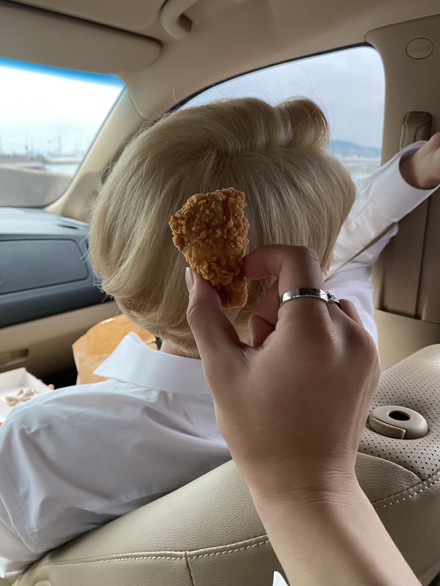 Astroha_France's tweet photo. 📷 | 040720 | TWITTER

MJamie, qui ressemble à un poulet, monte sur scène aujourd'hui fightinggg 🥰 #ASTRO #MJ #PremierSpectacle #Courage

en. @brb_crying_rn 
fr. Chris | Astroha_France https://t.co/ygL0d1J7DS