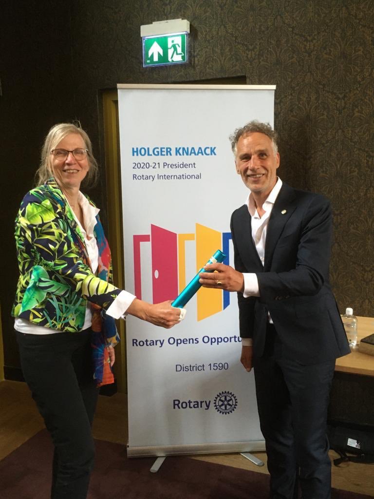 <a href="/nelsangers/">Nel Sangers</a> droeg (nogmaals) het stokje over aan opvolger Ron Bolderman tijdens de landelijke Rotary gouverneursoverdracht in Leeuwarden.