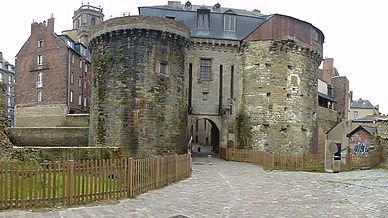 La ville commence à exhaler des odeurs cadavériques. Lancastre décide de faire venir 2000 à 4000 porcs à proximité des fossés de la porte Mordelaise pour pousser les Rennais à une sortie suicidaire.