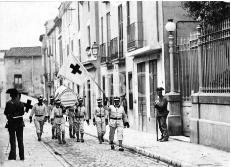 Vaga General a Sabadell. Agost 1917. Camillers de la Creu Roja transportant un ferit. Autor: Francesc Casañas Riera.