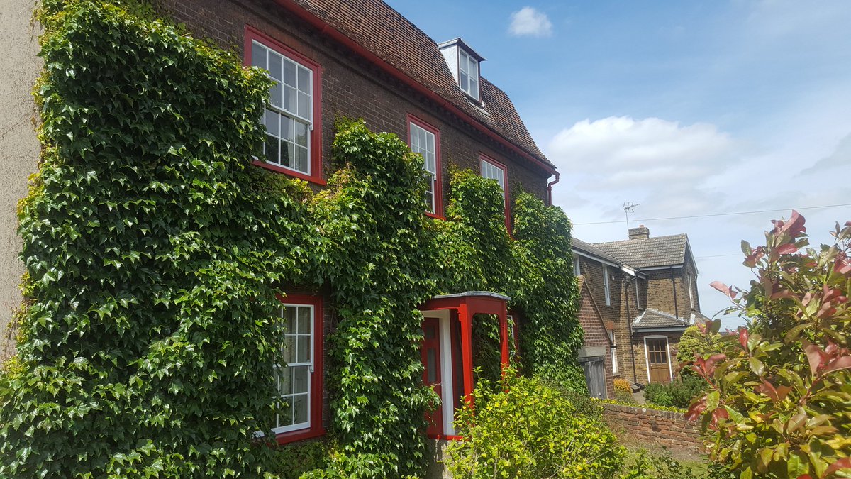 JarvisDecorati2's tweet photo. Given this old house a facelift with #weathershield @duluxuk street appeal resumed. https://t.co/AMHtrhYUZ3