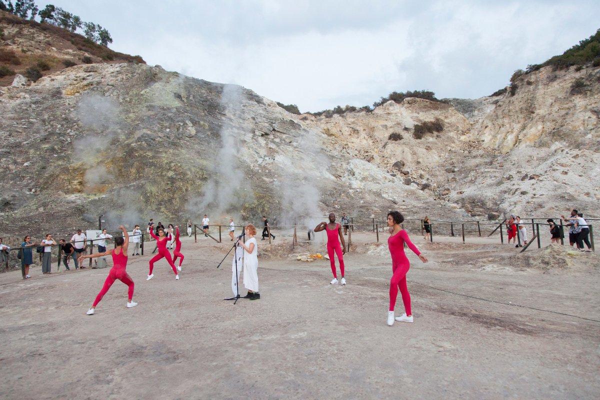 _WhiteCube's tweet photo. IN FOCUS: #EddiePeake
⠀⠀⠀⠀⠀⠀⠀⠀⠀ ⠀⠀⠀⠀⠀⠀⠀⠀⠀
In 2017, Eddie led the seventh edition of #VolcanoExtravaganza with a constellation of performances which journeyed across #Naples and the Sicilian island of #Stromboli.
Watch the film: https://t.co/3RP9z2C9QW https://t.co/QykO5ujXXz