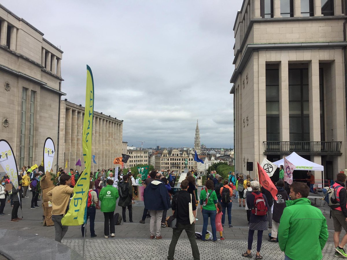 vakbondABVV's tweet photo. Samen met @greenpeace_be en andere middenveldorganisaties in actie in #brussel. Het is tijd vr een ander economisch model: duurzamer en gericht op gelijkheid. Nu werk maken v een rechtvaardige klimaattransitie nr een koolstofarme economie!
#UnitedForANewNormal #justtransition https://t.co/V1i4RR3MQv