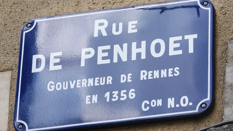 Mais les Rennais répondent par une contre-ruse: Guillaume de Penhoët dit Tort Boiteux, gouverneur de la ville, imagine de suspendre une truie aux créneaux de la ville pour attirer les porcs par ses grognements.