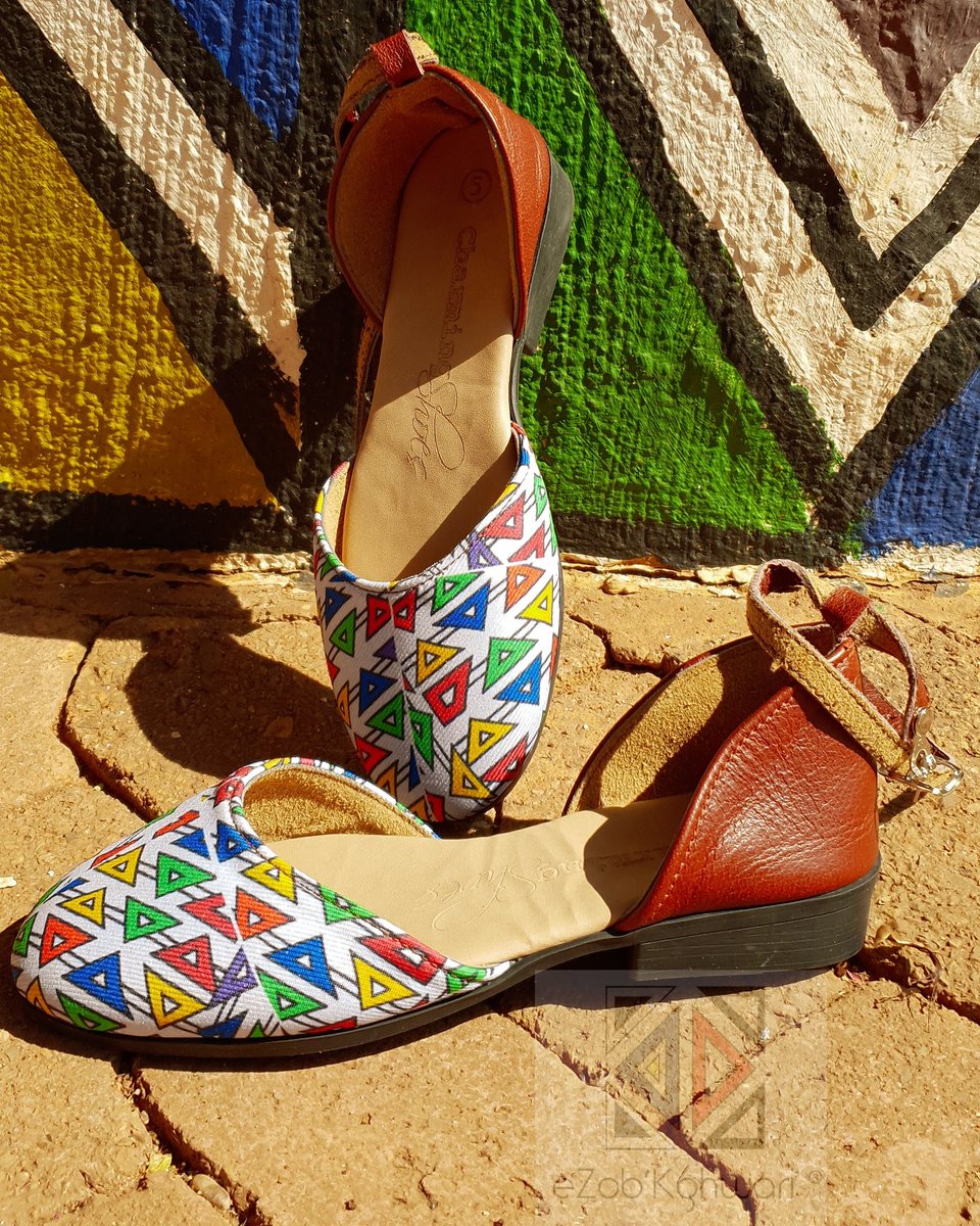 ezobkghwari's tweet photo. uSphenge from our eZob'Kghwari Abentazana shoe range R950
#ezobkghwari #craftshoes #isindebelepattern #isindebeleshoes #trends #proudlysouthafrican #culture #isikhethu #isindebele #femaleshoes #djsbu #buylocal #DripAtPta https://t.co/lt8xtbVnai