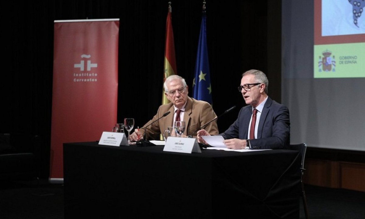 elmundotoday's tweet photo. Los españoles que dicen «Merci» en vez de «Gracias» serán expatriados a Francia antes de que acabe el año: https://t.co/GBrYx8Xiv6 https://t.co/6ofLJVhEs1