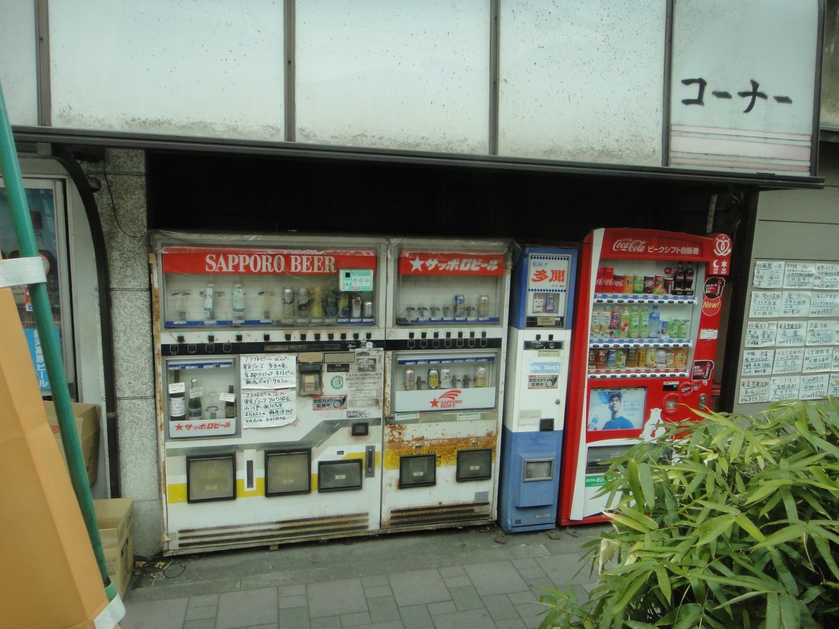 新橋駅近くのサッポロビールの大きな自販機と多聞 清酒自販機が 
