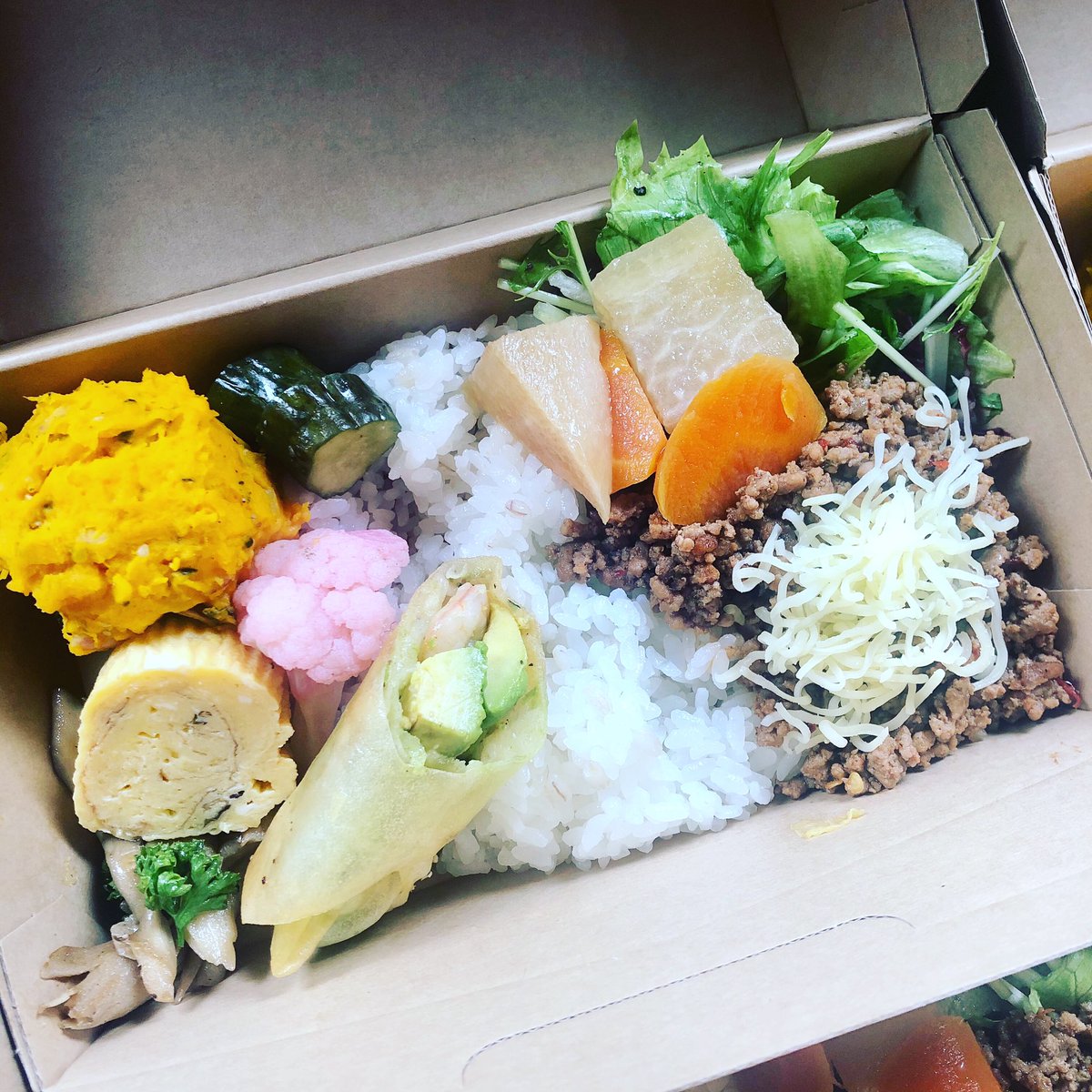 wicca_333's tweet photo. タコミートライスと
アボカドとトマトと海老の春巻き
舞茸とパセリ・かぼちゃサラダ
全部混ぜたら具沢山タコライスになる!
Taco meat ,Avocado tomato and shrimp spring rolls,
Maitake and parsley,
Pumpkin salad
#bento #lunchbox #studiolunch #wicca https://t.co/SE3jJOthca