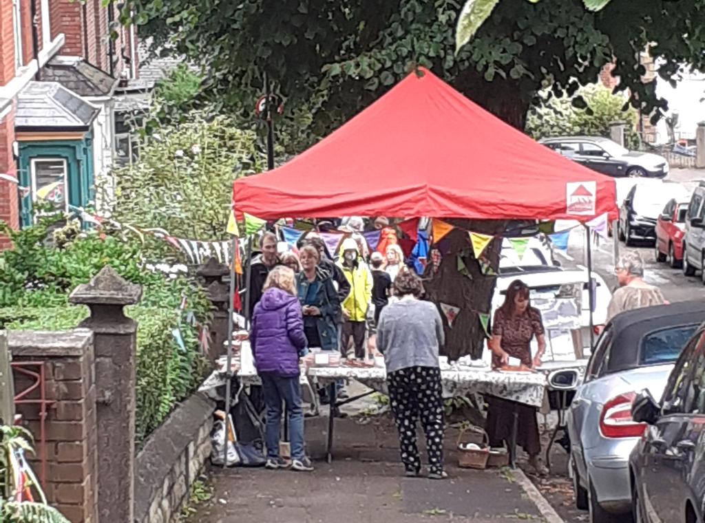 Roll up roll up! Cathy's Socially Distanced Bun Stall no15 is GO! Today's our last day (for a while) raising #funds4foodbanks. The queue is down the road & we're here till 1pm! Come and get a treat from Stanley Rd #Sheffield,  #PayAsYouFeel & support 5 charities! Target £5k