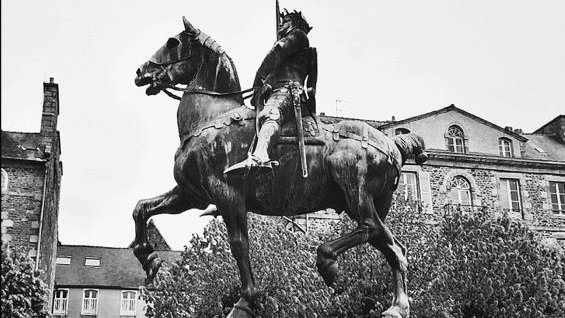 C'est là qu'entre en scène Du Guesclin. Chef de bande, il rôde depuis plusieurs mois autour de la ville, opérant par coups de main et embuscades. Il rencontre le faux traître et apprend que le camp anglais est laissé à la garde d'un petit nombre de soldats.