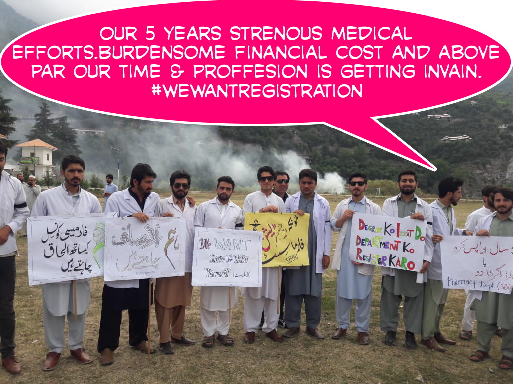 ShahG_HazirHey's tweet photo. شاہ فرمان خانا ! گلا آگے پیچھے جاو ، ھمیں رجسٹریشن دلواو، 
 😜
Don't waste Pharm-D graduates by not registering their departments. Its not student's fault. Government should take this issue seriously.

#RegistrationForSBBUPharmacists
#RegistrationForPUMHSWPharmacists https://t.co/A7Yd956Pl1