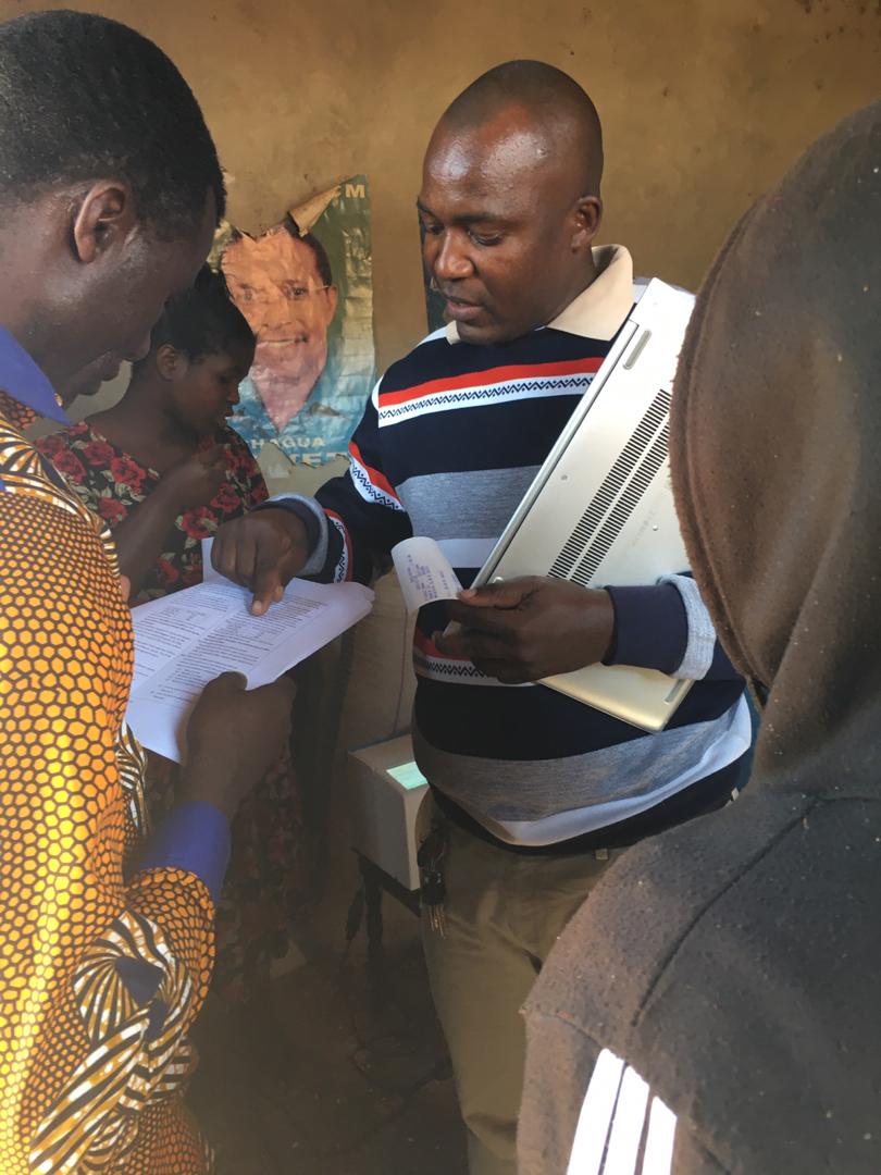 monsiapile61's tweet photo. "@ClintonFdn Farmer Marketing Groups (FMGs) are a pillar for interacting with off-takers. With the support from the Clinton Foundation, FMGs such as Vitono Agriculture Marketing Cooperatives  in Iringa are linked to companies like #Pyxus willing to buy aggregated sunflower grains https://t.co/T534ldvYL3