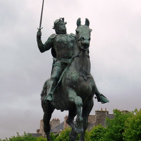 Bertrand et ses hommes déboulent dans le camp et y sèment la panique. Les vivres, en abondance, sont pillés et acheminés dans la ville. Du Guesclin y fait son entrée sous les acclamations.