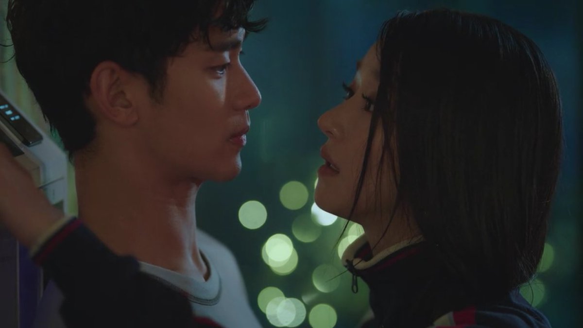 imzerooclock's tweet photo. #ItsOkayToNotBeOkay 
#ItsOkayToNotBeOkayEP5 

this is                       
literally us              this scene.
watching https://t.co/0BxaPJSobo