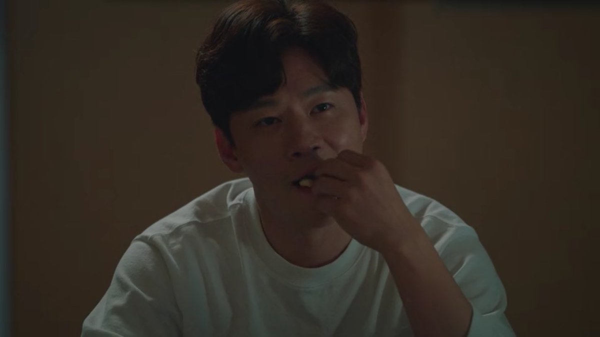 imzerooclock's tweet photo. #ItsOkayToNotBeOkay 
#ItsOkayToNotBeOkayEP5 

this is                       
literally us              this scene.
watching https://t.co/0BxaPJSobo