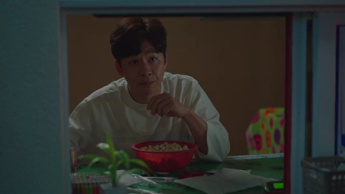 imzerooclock's tweet photo. #ItsOkayToNotBeOkay 
#ItsOkayToNotBeOkayEP5 

this is                       
literally us              this scene.
watching https://t.co/0BxaPJSobo