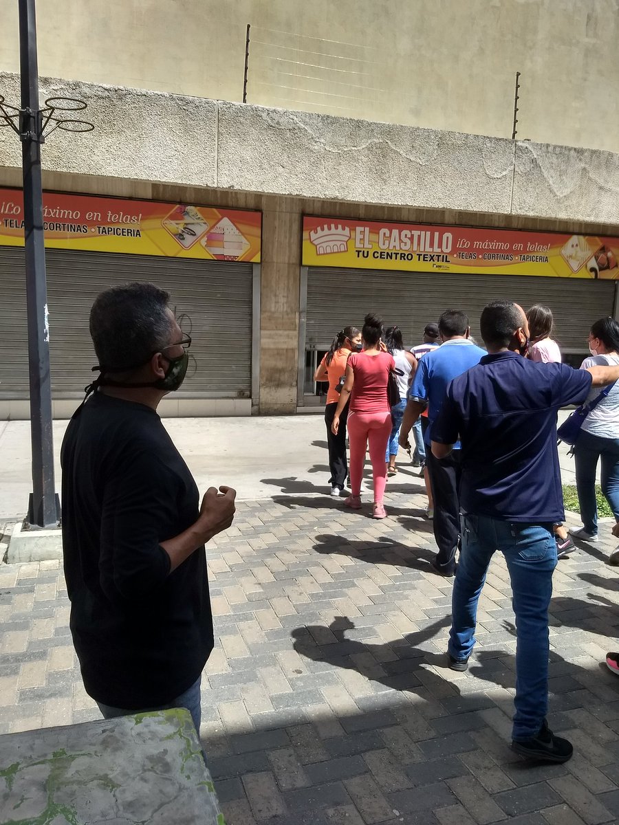 aligago's tweet photo. @RMarcoTorres @AlcaldePedroB  y la policía que hace? La ley aplica solo para algunos? Desde el 16/03 estos comercios NO han bajado Santa María, trabajan con total tranquilidad a la vista de TODOS los organismos. #maracay #covid19 https://t.co/QxyIVKlGs3
