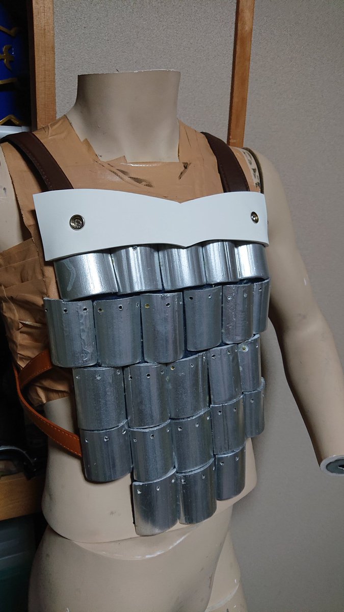 ぢゅん ぢゅん造形誌 竹アーマーのあの人の鎧 大まかな原型が完了 それぞれボタンのメスを取り付けてマントを止めれるようにカスタマイズ うん 頑張ろう T Co Dytwlawjpg Twitter