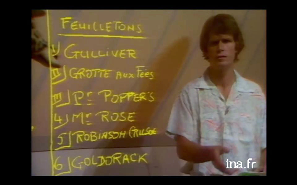 Cette image issue de la 1ère de Récré A2, émission jeunesse de la 2éme chaîne dans les années 70/80, est tout bonnement incroyable. Gérard Chambre, qui alternera la présentation avec une certaine Dorothée, y énonce les séries que découvrira le jeune public lors de l'été 1978. 1/7