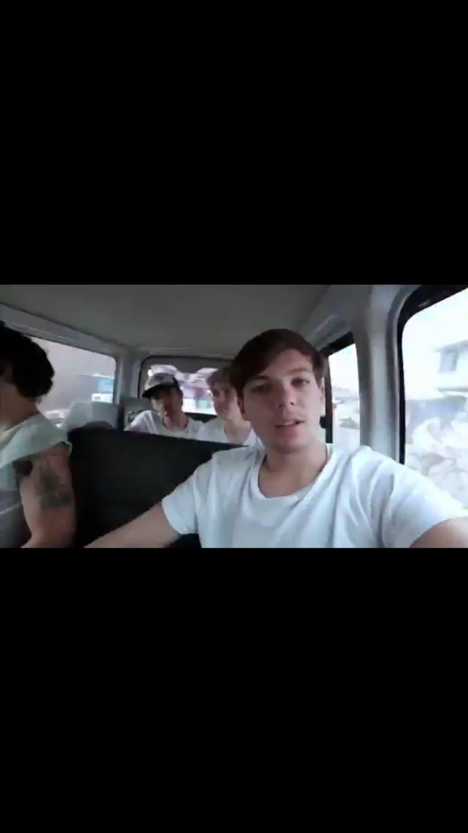 Red Nose Day 2013 1D recording One Way or Another  #1D4RND Larry holding hands out of sight 