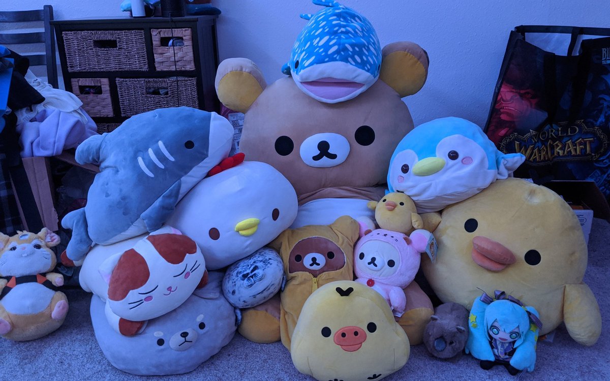 sleepy's tweet photo. family reunion photo to maybe bring u some comfiness, be kind to my kids please (except the rat on the left) https://t.co/VvR94yTMZr