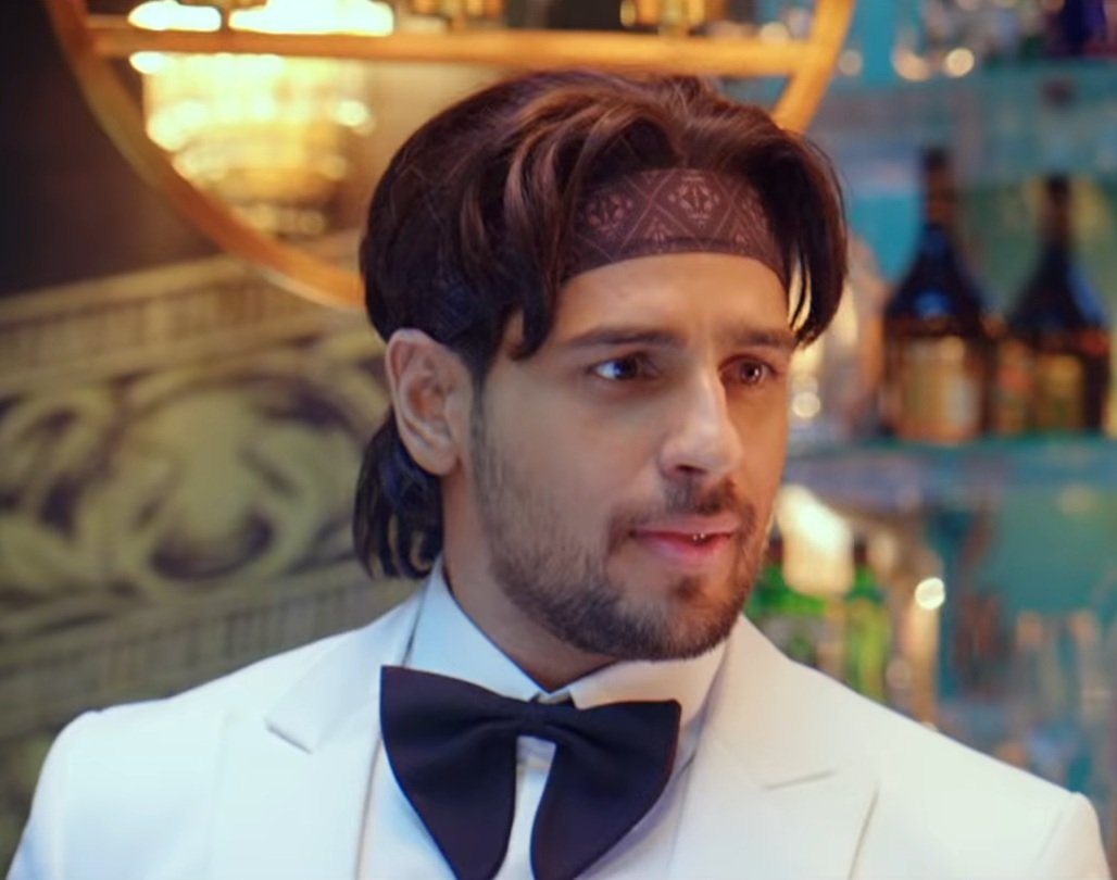 Sidharth Malhotra And A Mystery Woman From His Birthday Party Are Trending