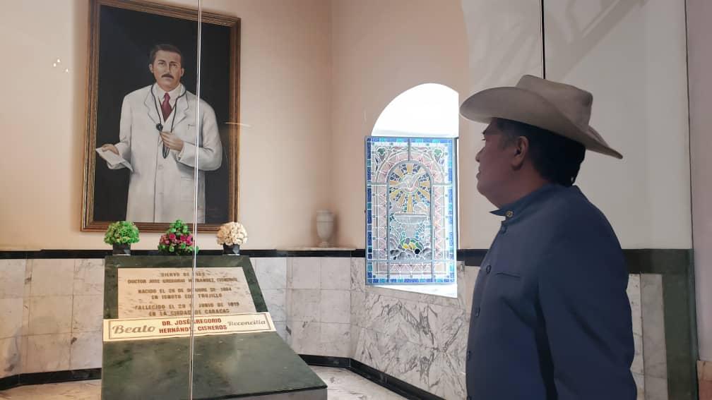 Hermoso tema musical del Coplero de Oro de Venezuela, Cristóbal Jiménez, dedicado a nuestro Beato, Dr. José Gregorio Hernández. Con mucha fe y alegría celebramos la beatificación de un gran ser humano, el médico de los pobres y Santo del Pueblo. ==> youtu.be/rtMxx831-b0