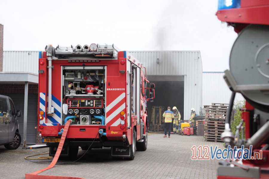 Brandweer blust brand bij Allas Lastechniek aan de Vermeerstraat in #Ommen. 112Vechtdal.