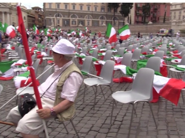 allenatorebis's tweet photo. #Centrodestra in #piazzadelpopolo a #Roma, #Salvini sproloquia davanti a delle #sedie #vuote 😂😂😂😂😂😂😂😂😂😂😂😂😂😂😂😂😂 https://t.co/uJ5z7t8EBP