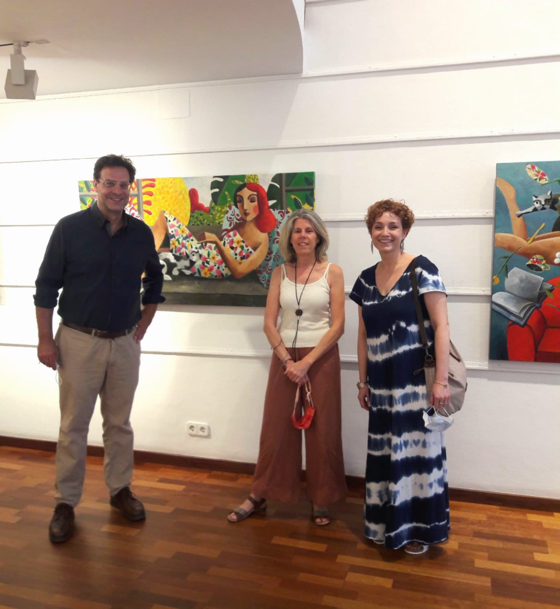 artxtu's tweet photo. Ahir visitant l'exposició de Didier Lourenço a @galeriabarnadas. Totes les claus per gaudir de la visita a les recomanacions de #vivintlart del blog #artxtu
https://t.co/cNgdS1oZXw https://t.co/psQMCiDssO