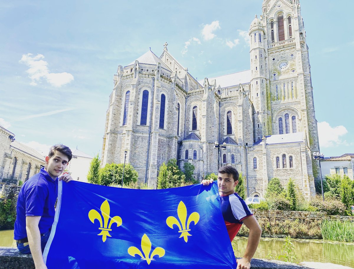 ⚜ ✝️ Devant la basilique Saint Louis-Marie Grignion de Montfort : hommage à ce très grand saint de l'histoire de France (1673-1716), apôtre et évangélisateur de la Vendée.

#JeunesseRoyaliste #PatriotesBordelais #Vendée #ContreRévolution #OnTour