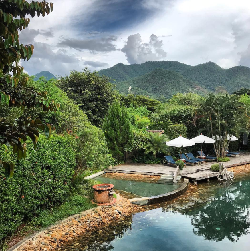 whilefat's tweet photo. #QOTD Do you prefer staying in resorts, B&amp;Bs, hotels, or Airbnbs when traveling and why? https://t.co/5yWK2hfDZ3