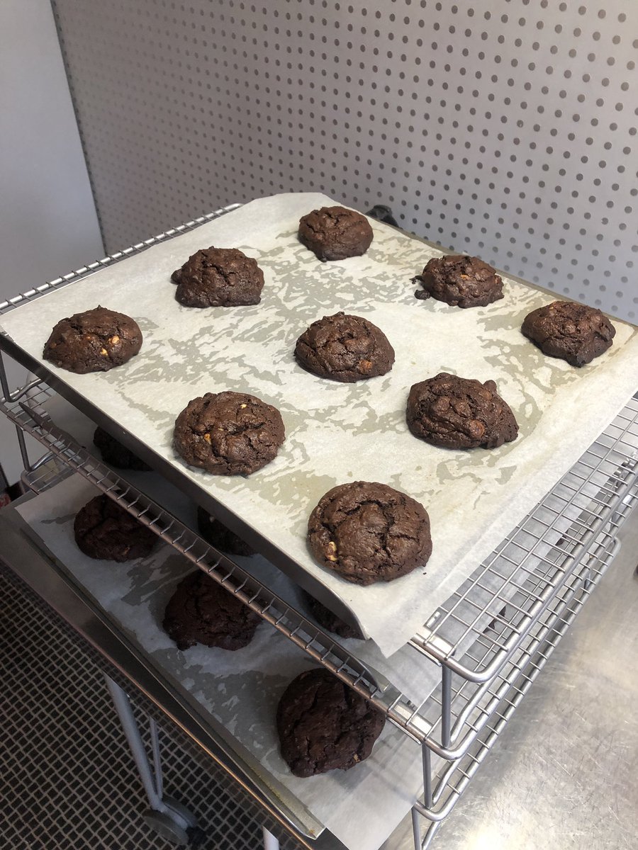 lesleyj28's tweet photo. Made @Nigella_Lawsonโs totally chocolate chip cookies. A simply AMAZING recipe. However it does state โmakes 12โ. I always get close to 30! Nigella obviously likes big cookies #oherrmissus #bigcookies #tasty #baking #cooling https://t.co/9OBV9PJrvz