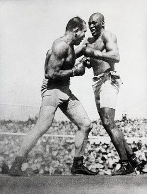 4 juillet 1910 : Jack Johnson devient le premier champion noir de l’histoire par une victoire sur mon lointain ancêtre, James J. Jeffries, le grand espoir blanc. Johnson donna de l’espoir au peuple noir au même type que Louis et Ali après lui. #BlackLivesMattters #boxe https://t.co/OxvAkhpLNk