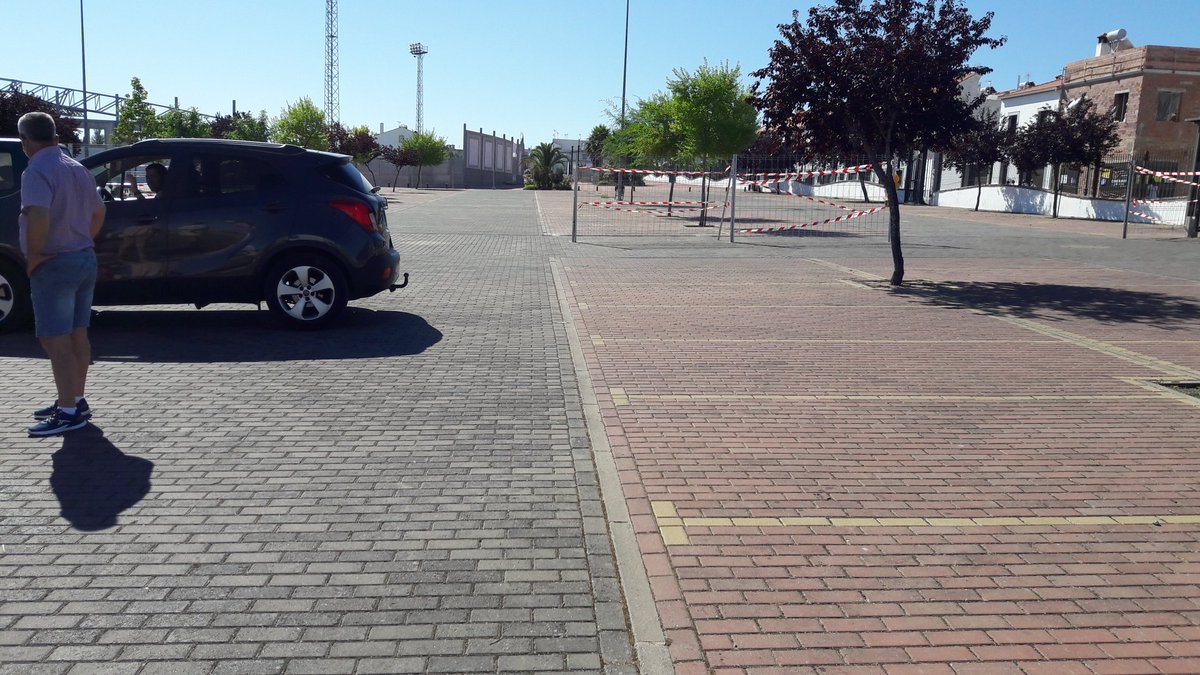 Sin mercadillo este sábado en Villanueva de Córdoba. El cambio de ubicación del paseo de Andalucía a los aparcamientos de la piscina y campo de fútbol, no convenció a "Ambupedroches" y no se logró un acuerdo, aunque sí diferencia de opiniones.