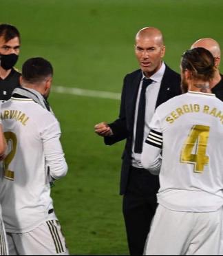 theMadridZone's tweet photo. In the cooling break vs Getafe (minute 75), Zidane stressed the need for Carvajal to carry the ball into the penalty area. 

Two minutes later, Carvajal wins Real Madrid a penalty. https://t.co/IyDOfzKNvJ